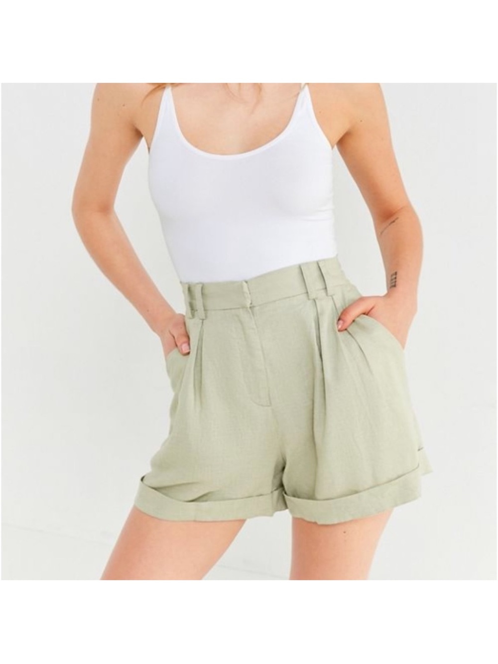 UO Evidnt High Rise Pleated  Green Paper Bag Shorts Linen Blend size Small